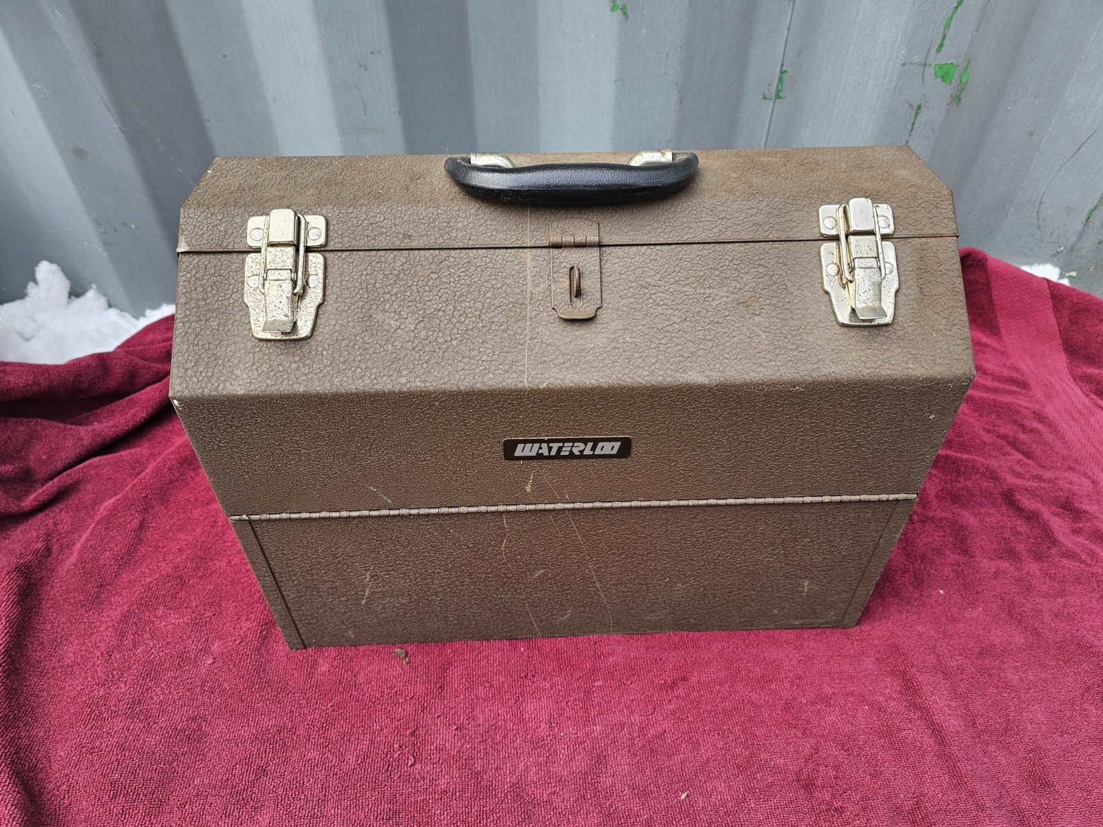 Vintage Waterloo Hip Roof Double Latch Metal Tool Box 19″L x 10″W x 13″H
