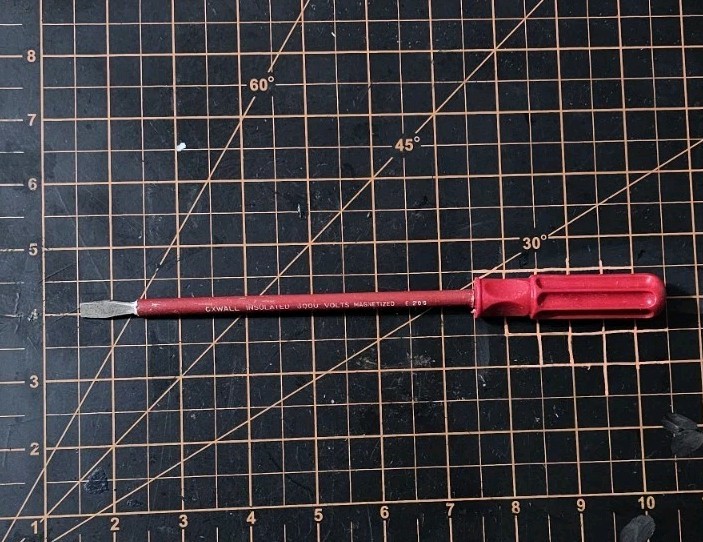 Vintage Oxwall E206 Insulated 5000 Volts 9″ Slotted Flat Tip Screwdriver; Red