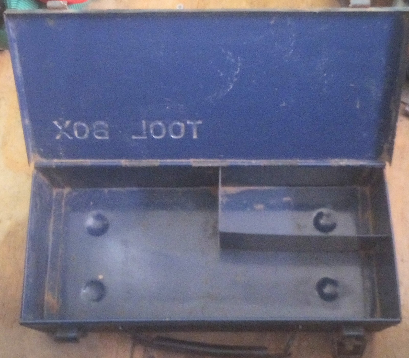 1960’s-80’s Small Metal Toolbox With Carry Handle In Very Good Condition