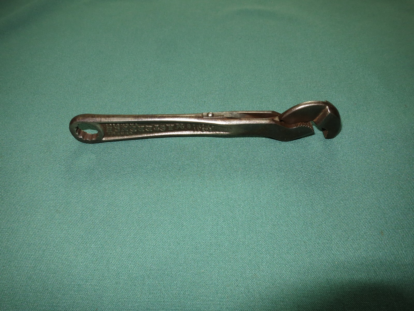 Vintage Heller Bros Self Adjusting 6″ Masterench, Pat 1925, Horse Logo