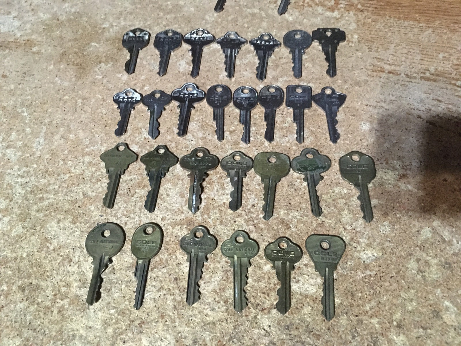 HUGE LOT OF 422 VINTAGE KEYS SKELETON KEYS MINI KEYS VEHICLE MASTERLOCK ILCO ACE