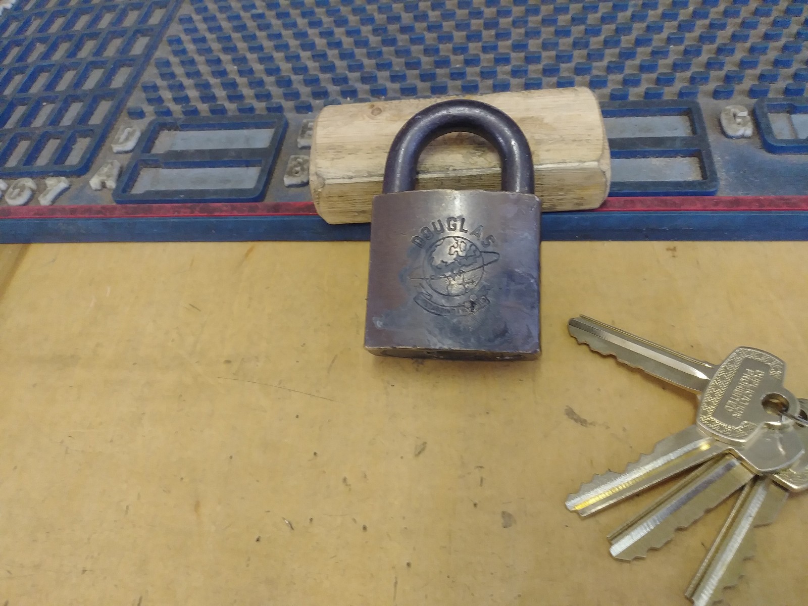 Vintage BEST Padlock DOUGLAS AIR w/ORIGINAL CORE/new keys/MASTER CONTROL 11c50