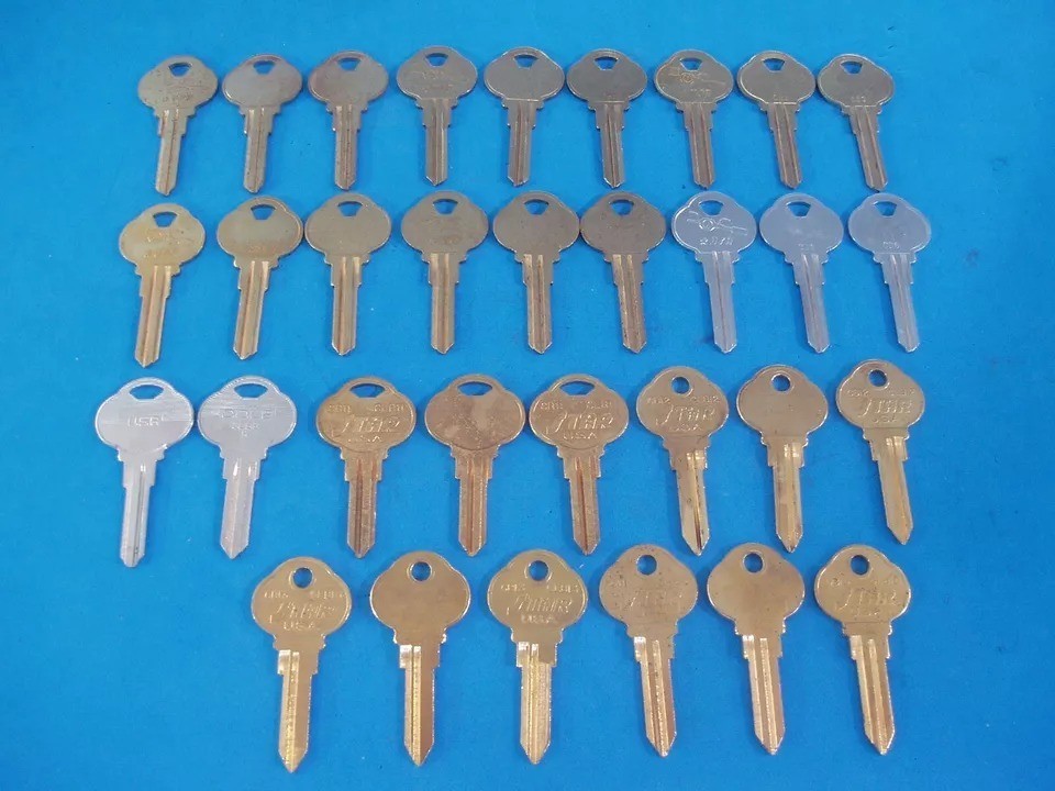LOT OF THIRTY TWO PIECE CLUB KEY ASSORTMENT THE CLUB STEERING WHEEL LOCK