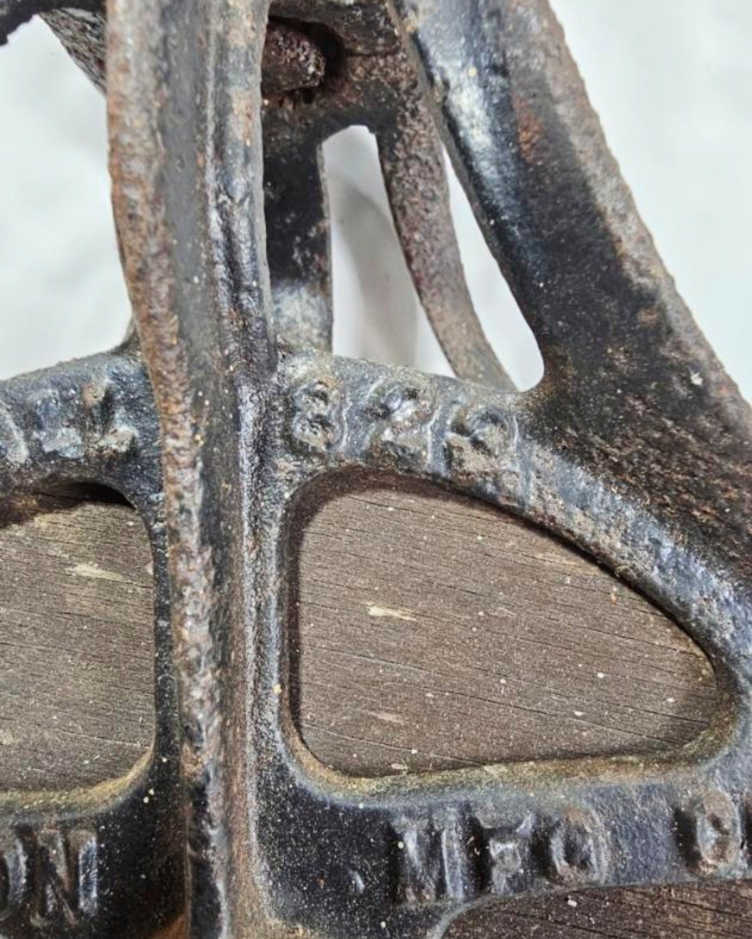 VTG Hudson Mfg Co 823 Wood & Iron Pulley Rustic Farmhouse Primitive Decor USA