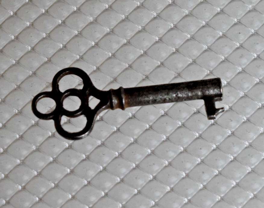 SKELETON KEY METAL CLOVER FURNITURE DRESSER STEAMPUNK CHARM VINTAGE EARLY 1900s