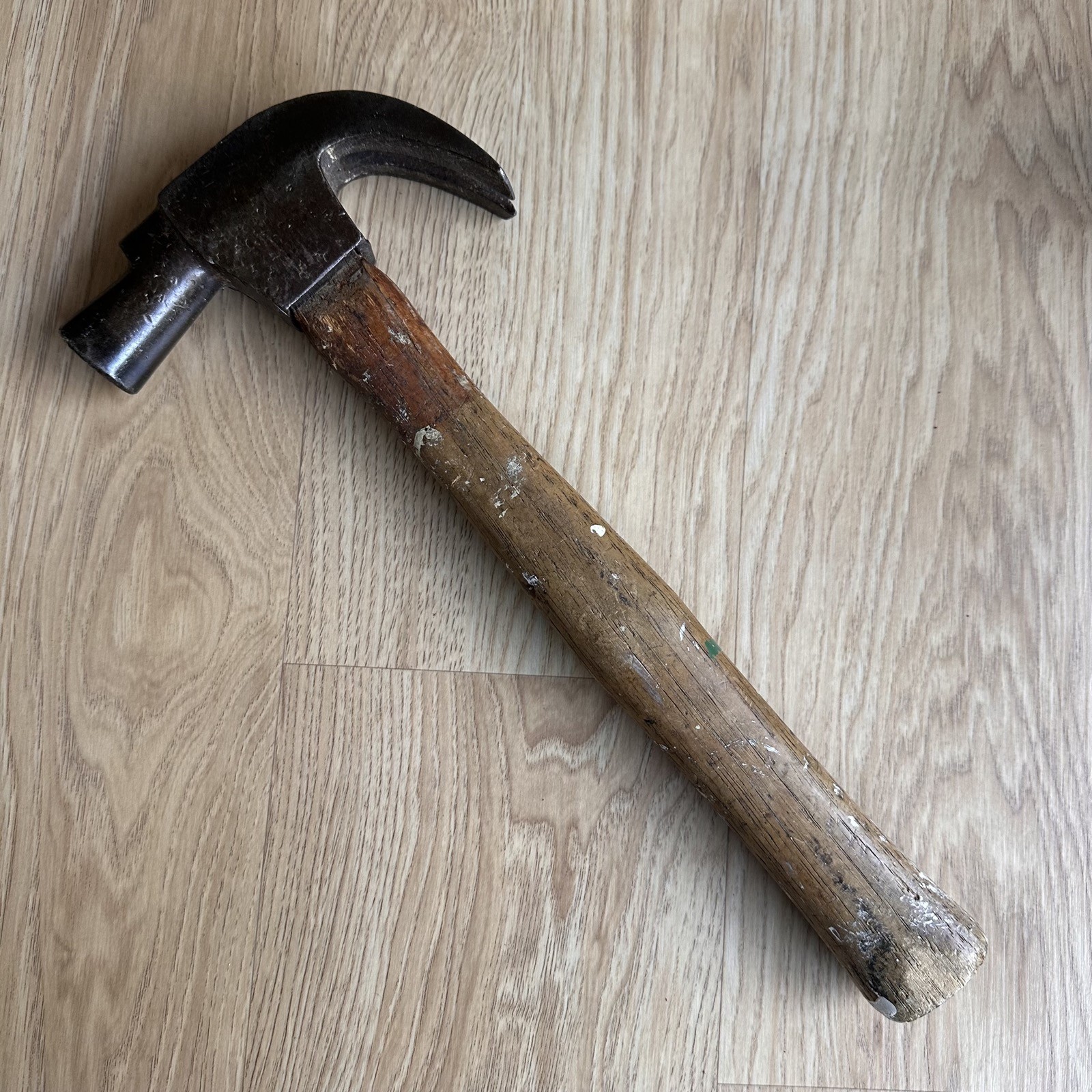 Early pat antique nail holding 18oz carpenters claw hammer hand tool