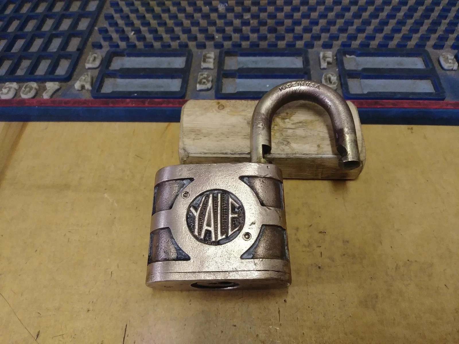 Vintage Yale Brass 851 Padlock CLEVELAND,CINNCINATI,CHICAGO & ST LOUIS 1/NO KEY