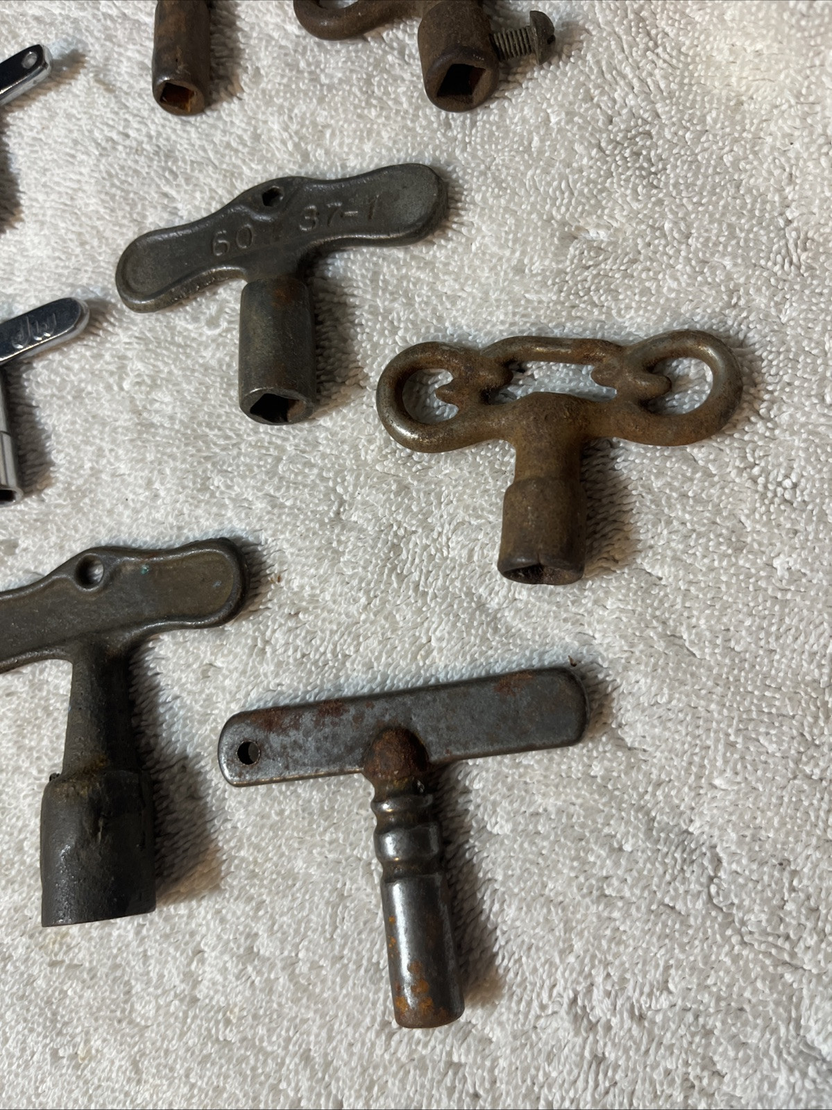 LOT OF 14 ANTIQUE VINTAGE And Modern GAS VALVE FIREPLACE KEY LOT