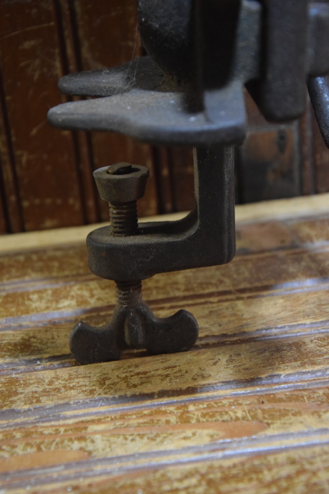 CAST IRON BENCH MOUNT SAW VISE VINTAGE 1910s 1920s CLAMP HAND ADJUSTABLE FILEING