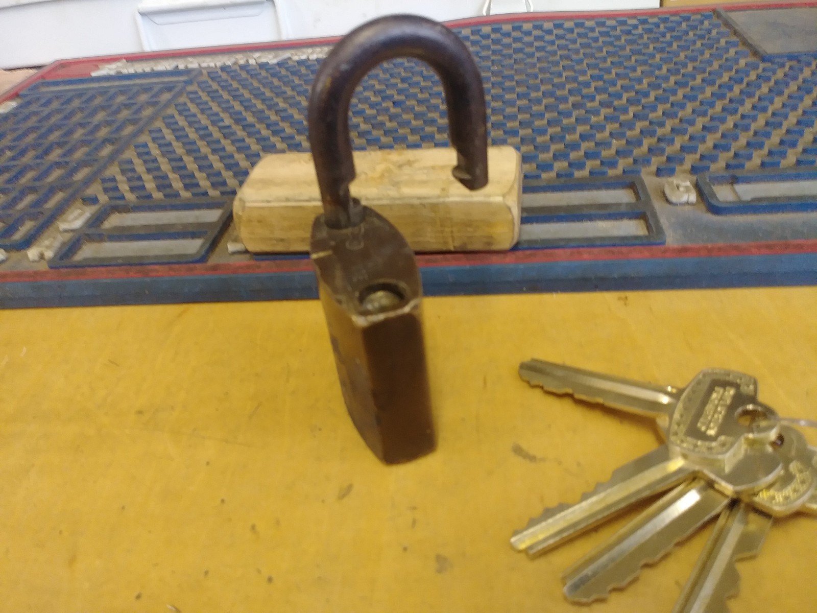 Vintage BEST Padlock DOUGLAS AIR w/ORIGINAL CORE/new keys/MASTER CONTROL 11c50