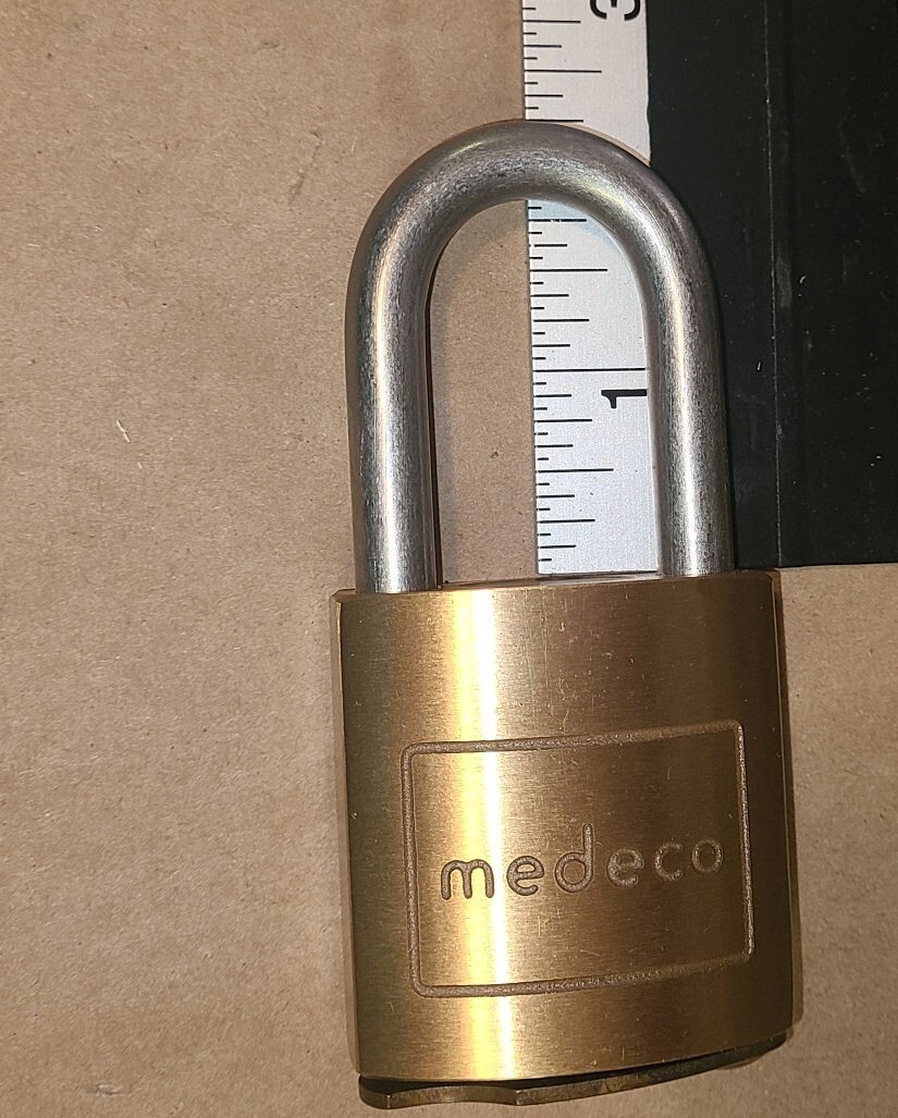 Medeco D50-711-00 padlock w/ 2 keys & security I.D. tag – New