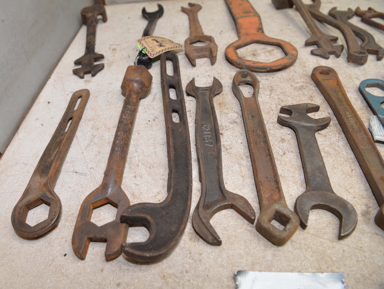 20 antique wrenches tractor implement buggy wagon monkey collectible tool lot K2