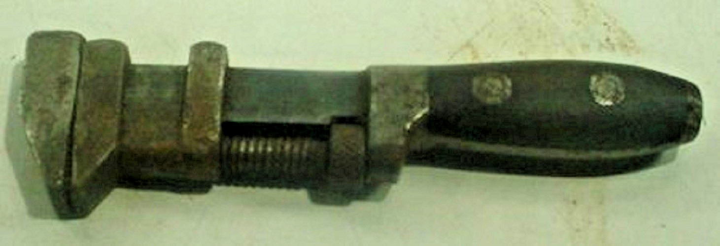 ANTIQUE P.S.&W. CO. 6 1/2″ WOOD HANDLED ADJUSTABLE MONKEY WRENCH