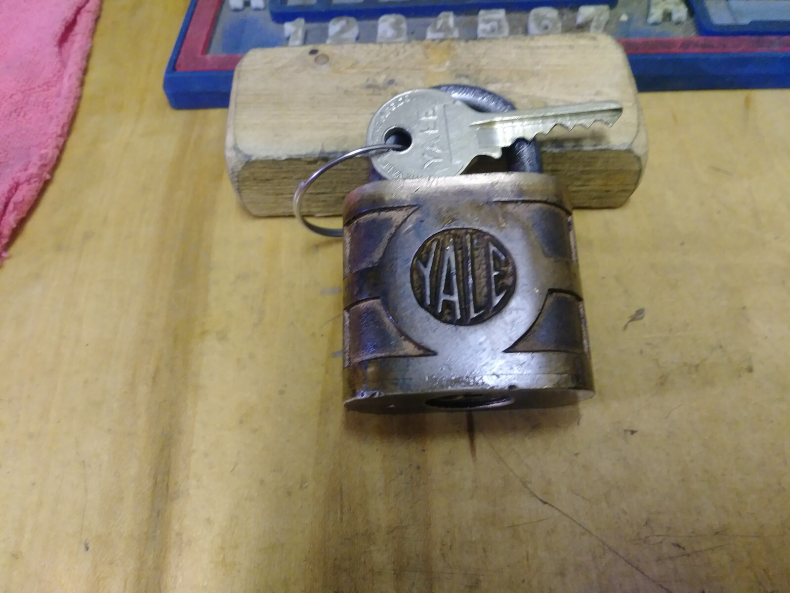 vintage/antique yale 830 padlock w/keys ca 1934-late 40’s 25760