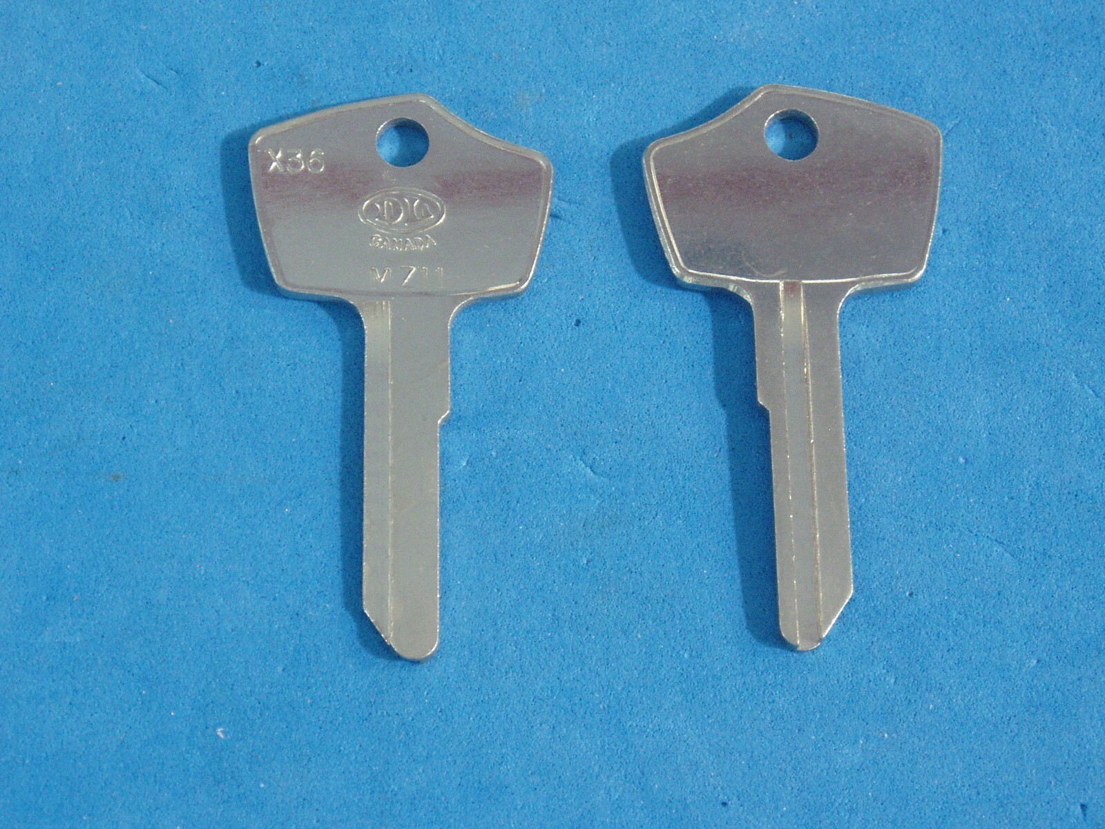 TWO CLASSIC MAZDA KEY BLANKS LOCKSMITH VINTAGE AUTO MZ11 X36