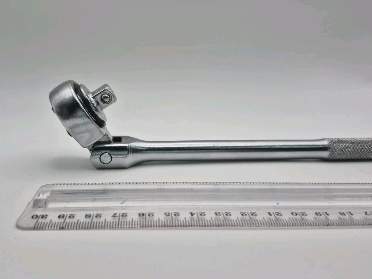 Vintage 10.5″ Locking Swivel Head 3/8″ Ratchet Knurled Handle