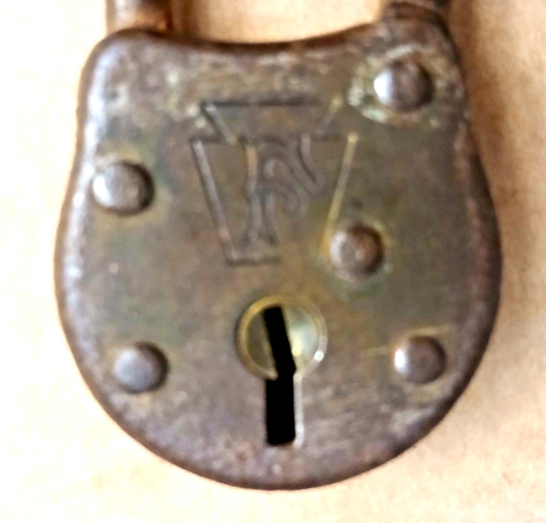 lot of 4 old locks Yale, Chinese hidden key, N.L. Co, stylized F logo