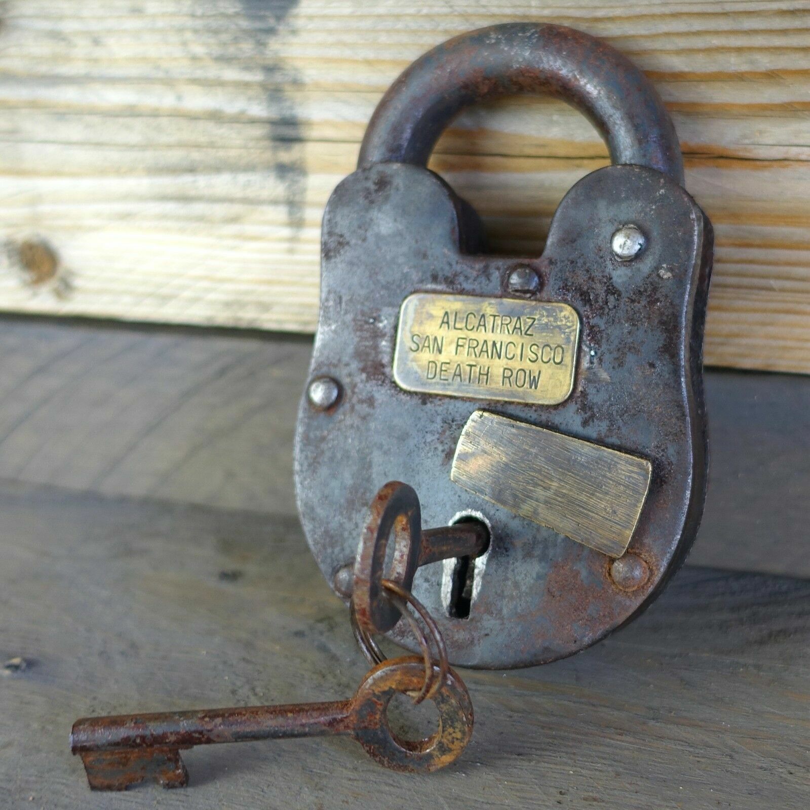 Alcatraz San Francisco Death Row 3″ x 5″ Cast Iron Lock & Keys, Antique Finish
