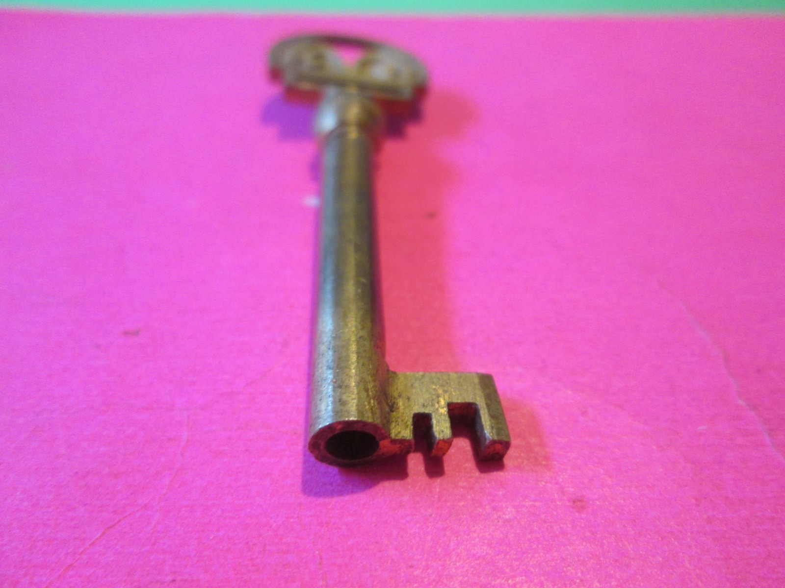 OLD VINTAGE OPEN BARREL BRASS EASTLAKE SKELETON KEY CABINET DRESSER 2 3/4 INCH