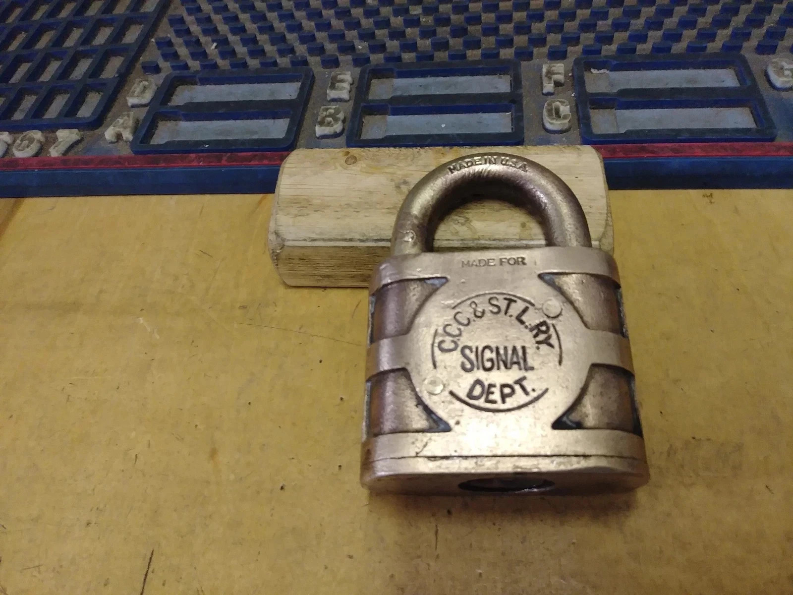 Vintage Yale Brass 851 Padlock CLEVELAND,CINNCINATI,CHICAGO & ST LOUIS /NO KEY