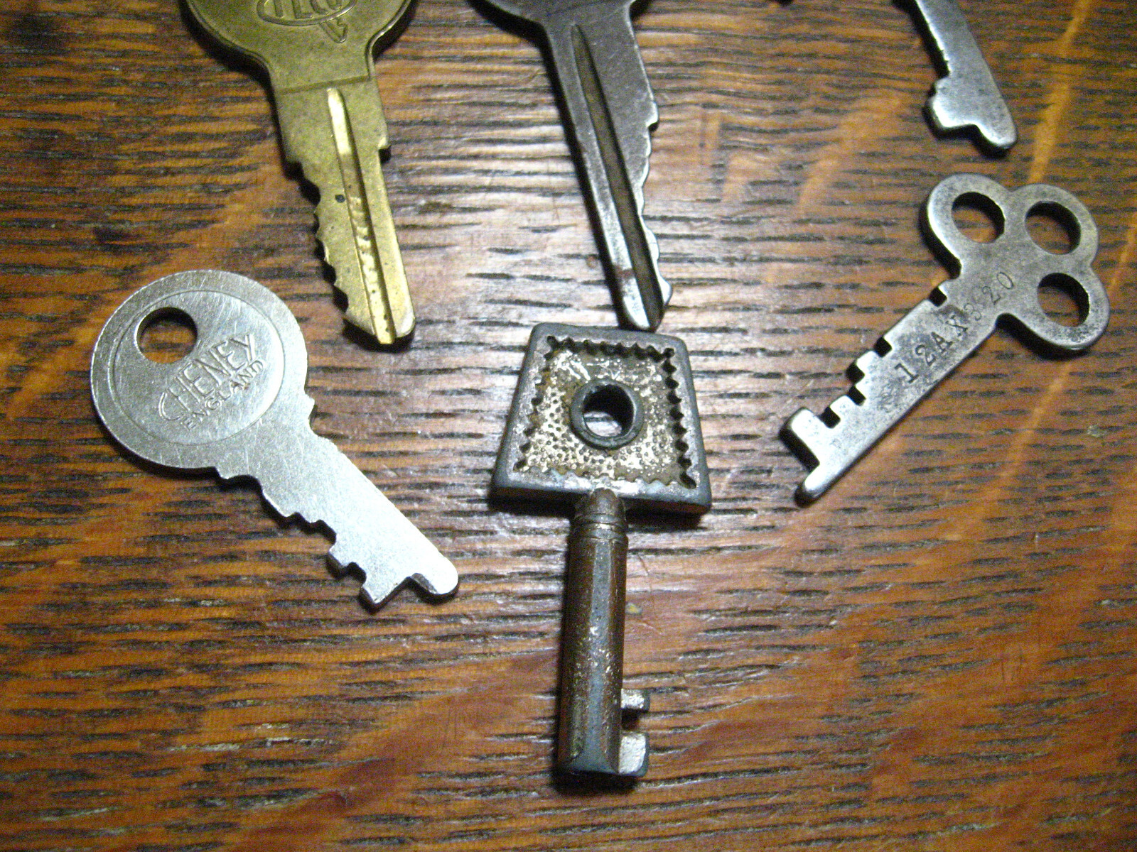 Antique Vintage Metal Keys Set (8) – Silver Gold Skeleton AMC Steampunk Craft
