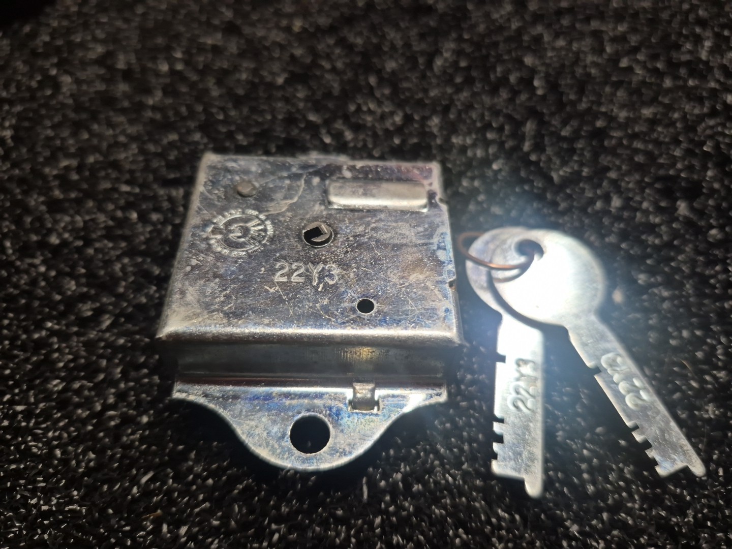 Vtg THE EAGLE LOCK CO 2220 locker lock w/2 EAGLE logo keys #22Y3 (LS50)