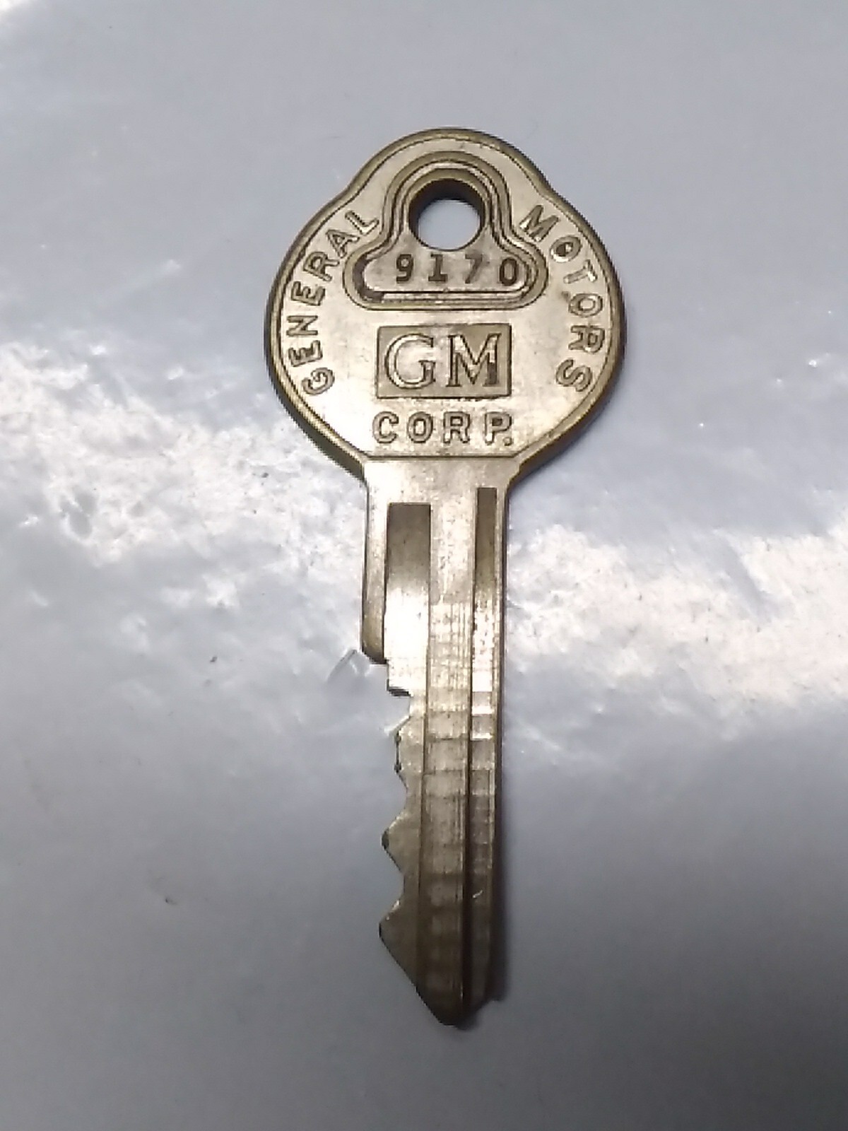 GM MOTOR Co. # 9170 BASCO BRIGGS STRATTON AUTOMOBILE CAR Lock Key USA VINTAGE