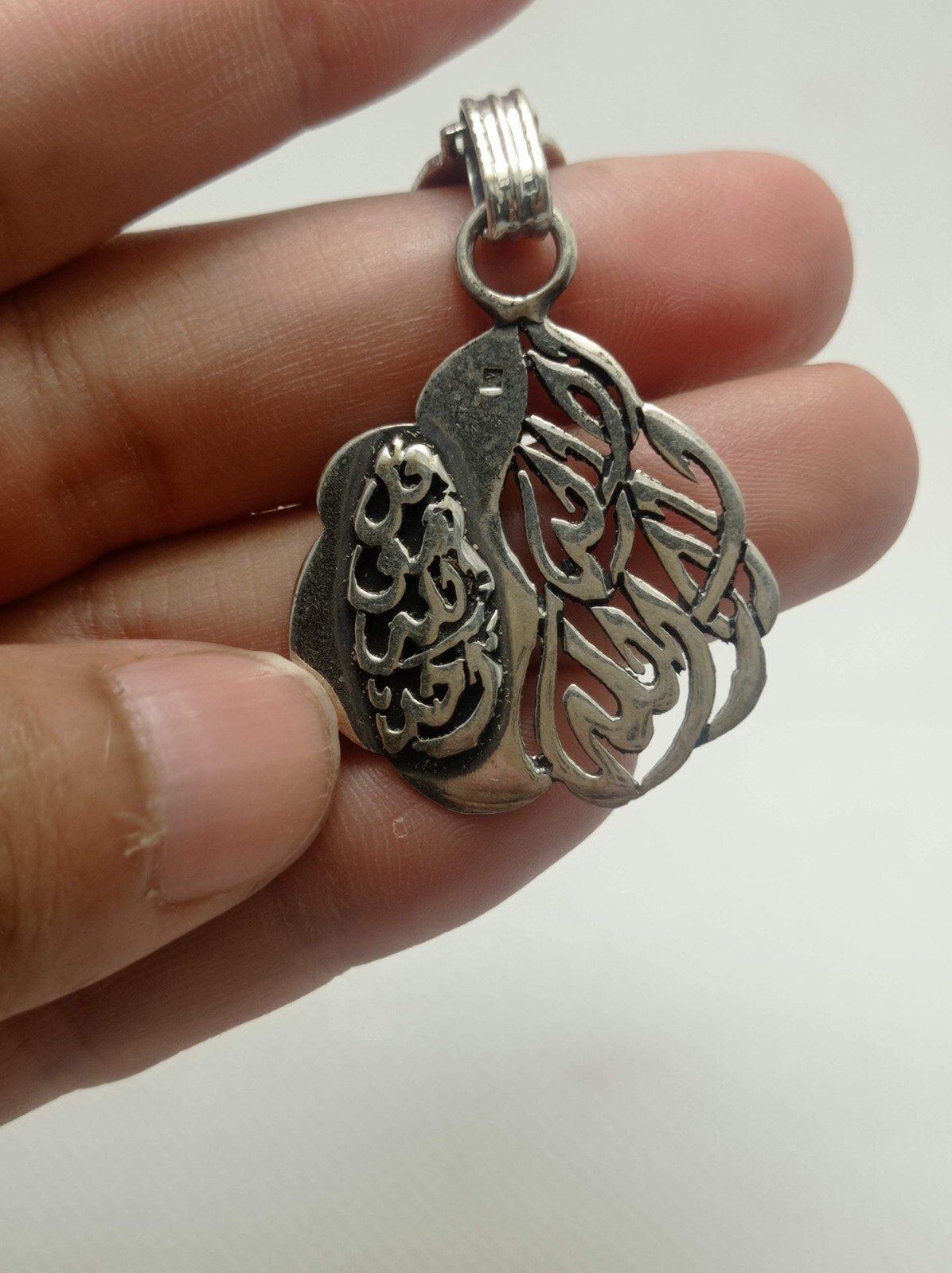 An 800 silver key chain with the word God written on it, suitable for all keys,