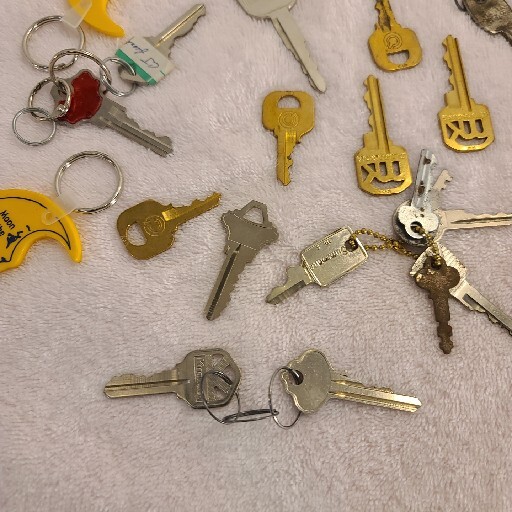 Vintage Mixed Lot Of 15+ Keys And Key Chains Of Various Sizes,Brands,Types,etc