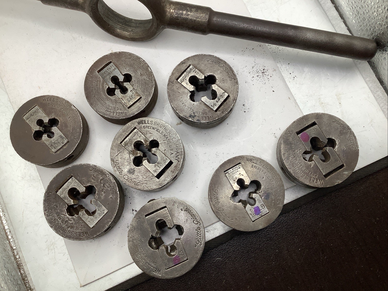 Vintage WELLS BROS. LITTLE GIANT 2” Die Handle With (8) Rod Threading Dies