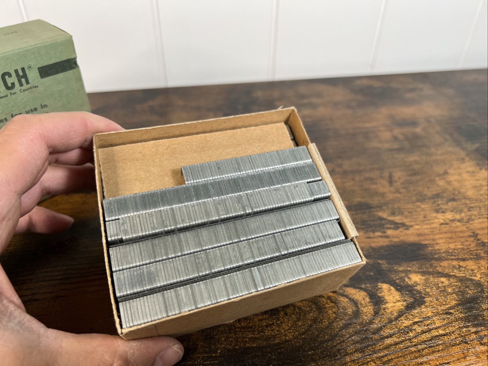 VINTAGE BOSTITCH STAPLES SH 5019-3/8″ 95% Complete Box 5k Staples USA