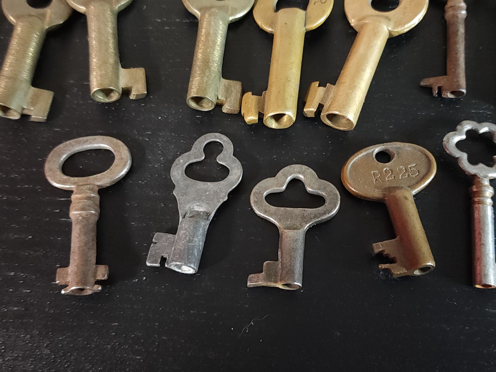Skeleton Key Collection 50+ ANTIQUE KEYS Big & Small AUTHENTIC LOT – .75″ to 6″