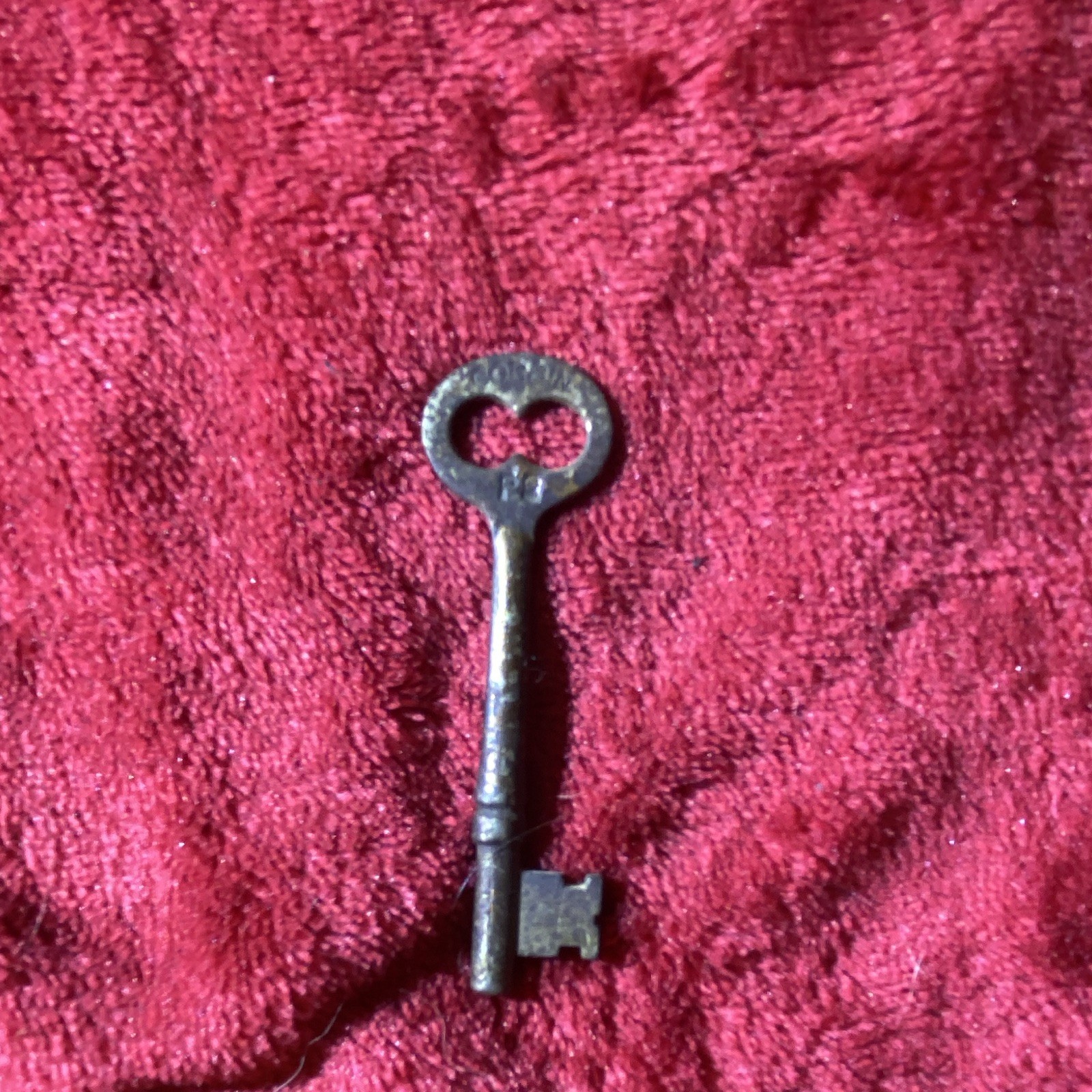 Lot of 8 Assorted Metal Skeleton Keys