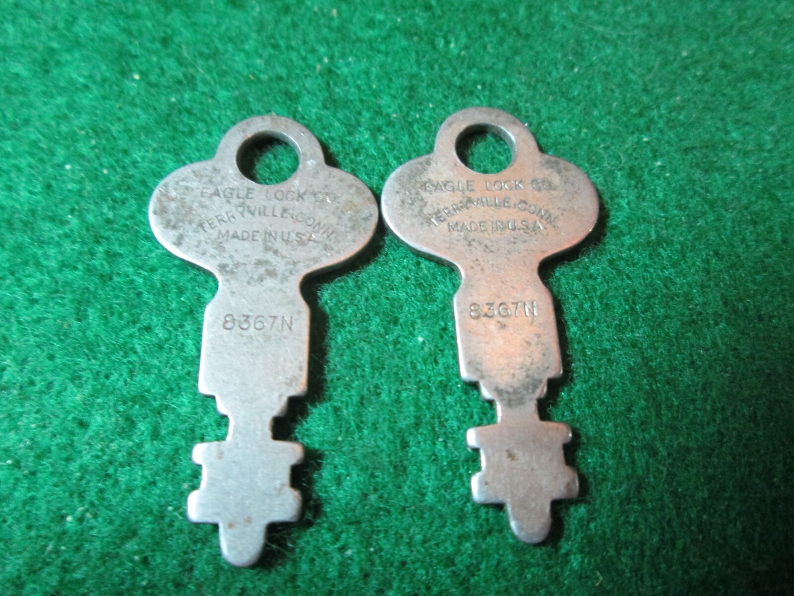 2 VINTAGE EAGLE LOCK KEYS. B367N.