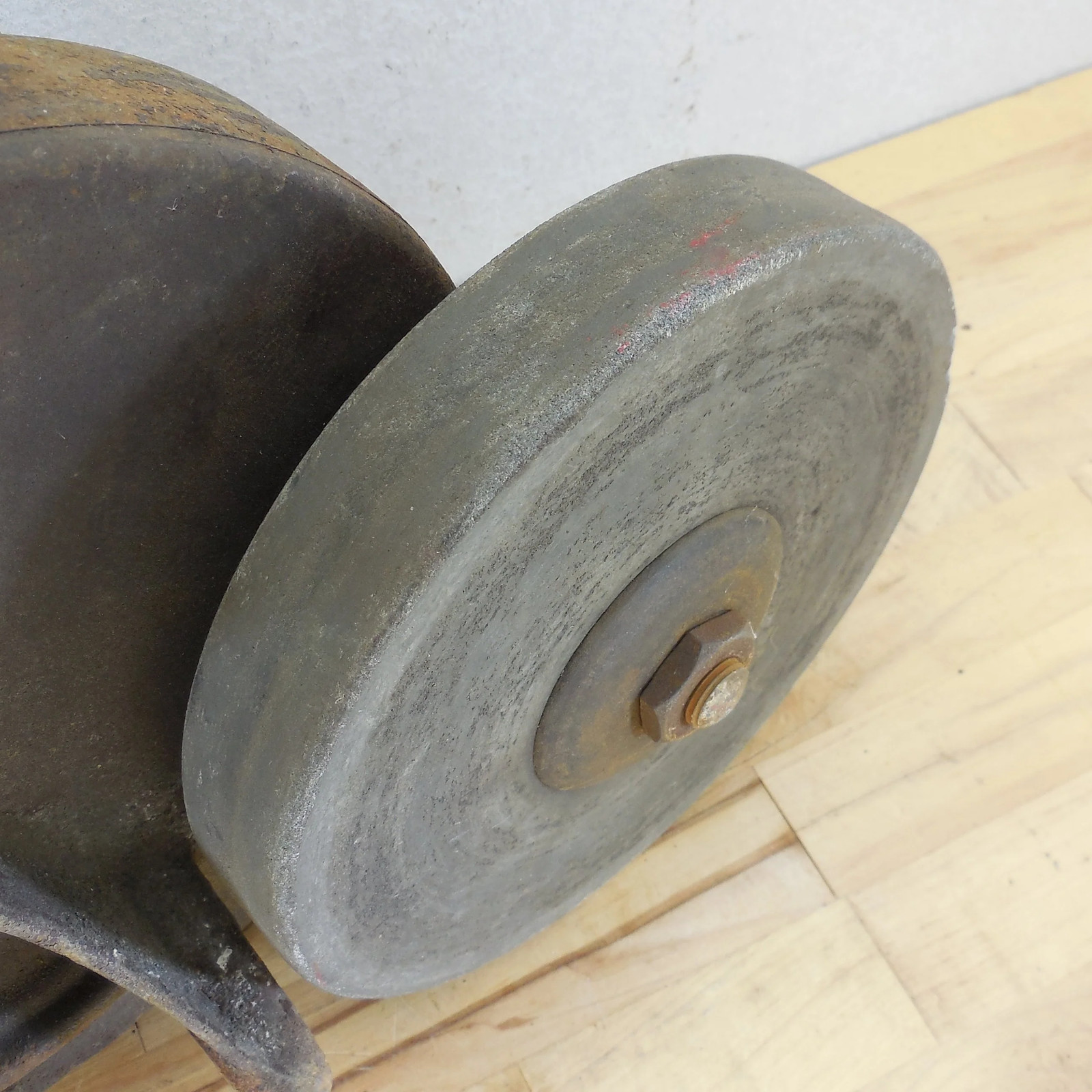 The Carborundum Co. Niagara No. 460 Hand Crank Bench Sharpening Wheel 8″
