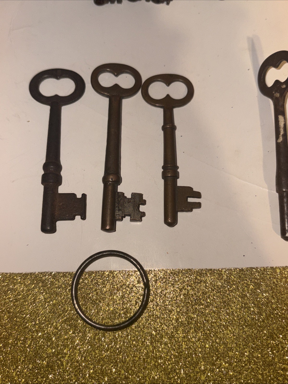 LOT 140+ANTIQUE VINTAGE KEYS~VARIED TYPES-SIZES-BRANDS ALL IN GOOD CONDITION