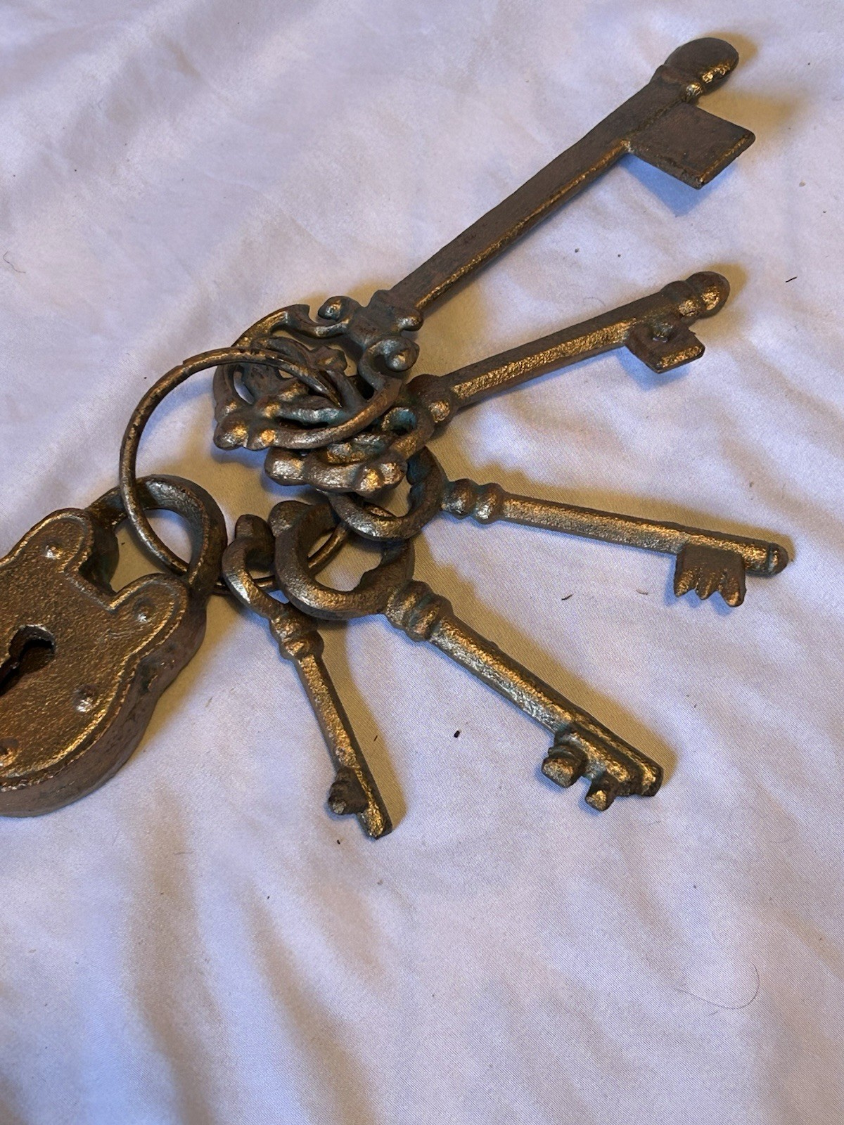 Antique Style Set Of 6 Cast Iron Painted Gold Skeleton Keys And Lock On A Ring