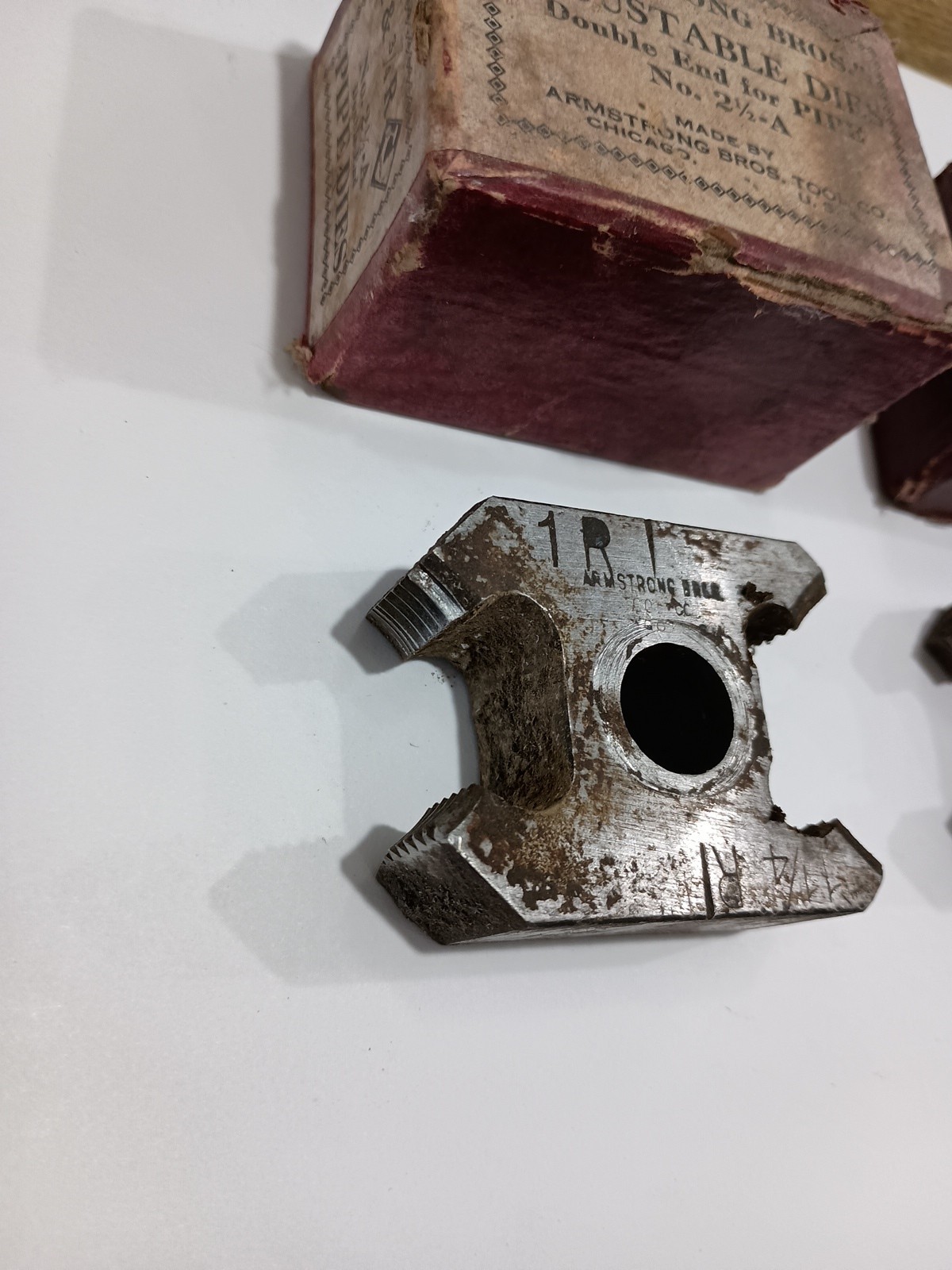 VTG Armstrong Bros Ajustable Dies Double End For Pipe No. 2-1/2