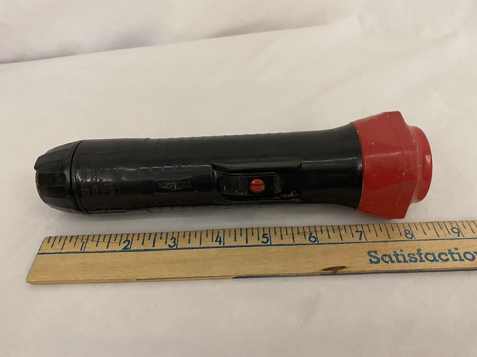 Vintage Eveready Union Carbide Safety Flashlight Black Red 8″ Plastic #1259 NY