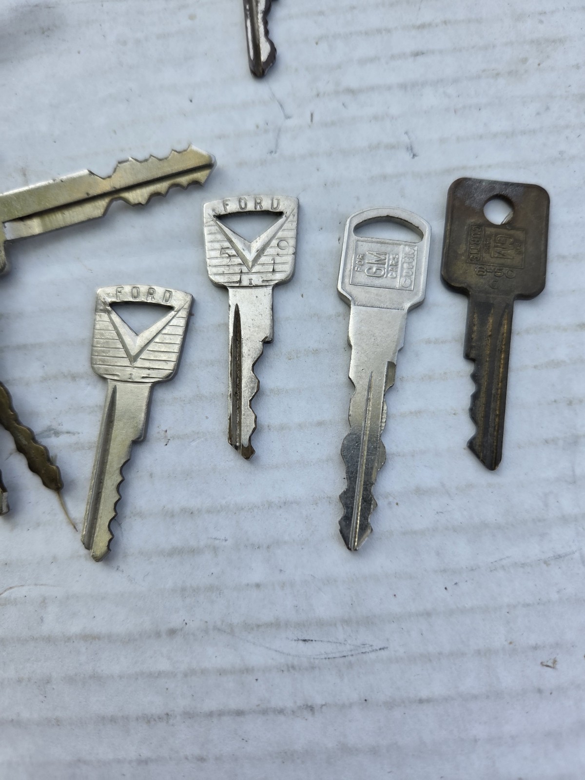 Lot 1 Pound Lot Misc Vintage Metal Cut Automobile Keys Craft Decor