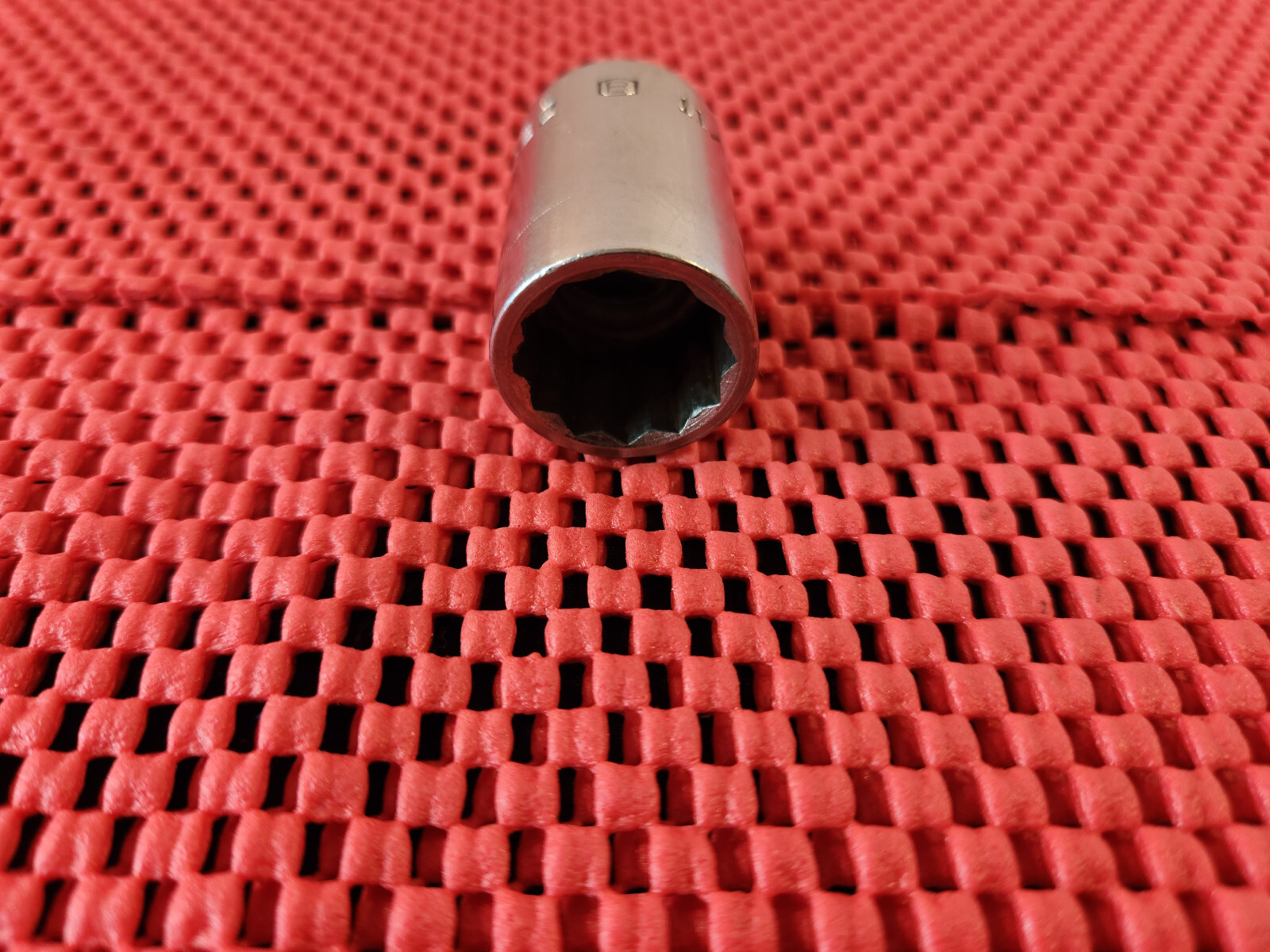 VINTAGE BONNEY, 1/2″ DR, 12 PT, 11/ 16″ SOCKET ZA22 – B IN THE SHIELD LOGO – USA