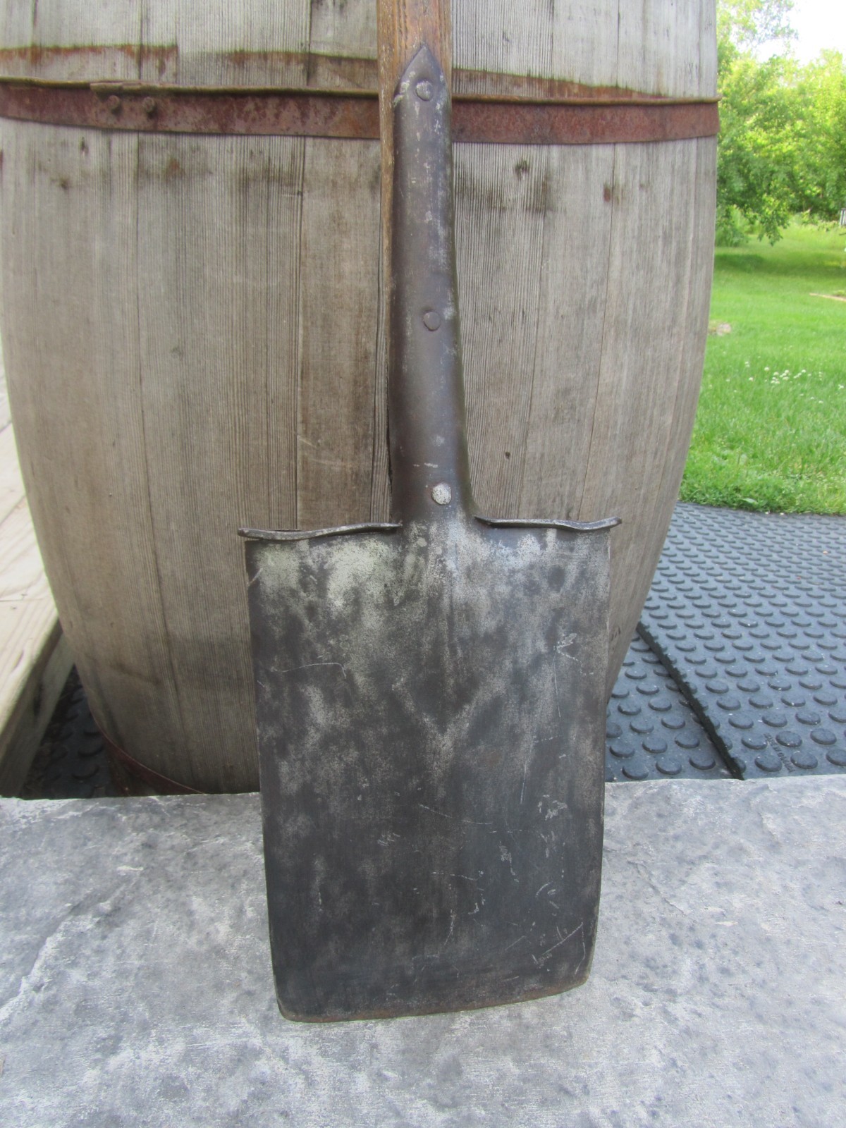 Civil War Era Wood D handle Spade boot guards cast steel 2 stamped on tang