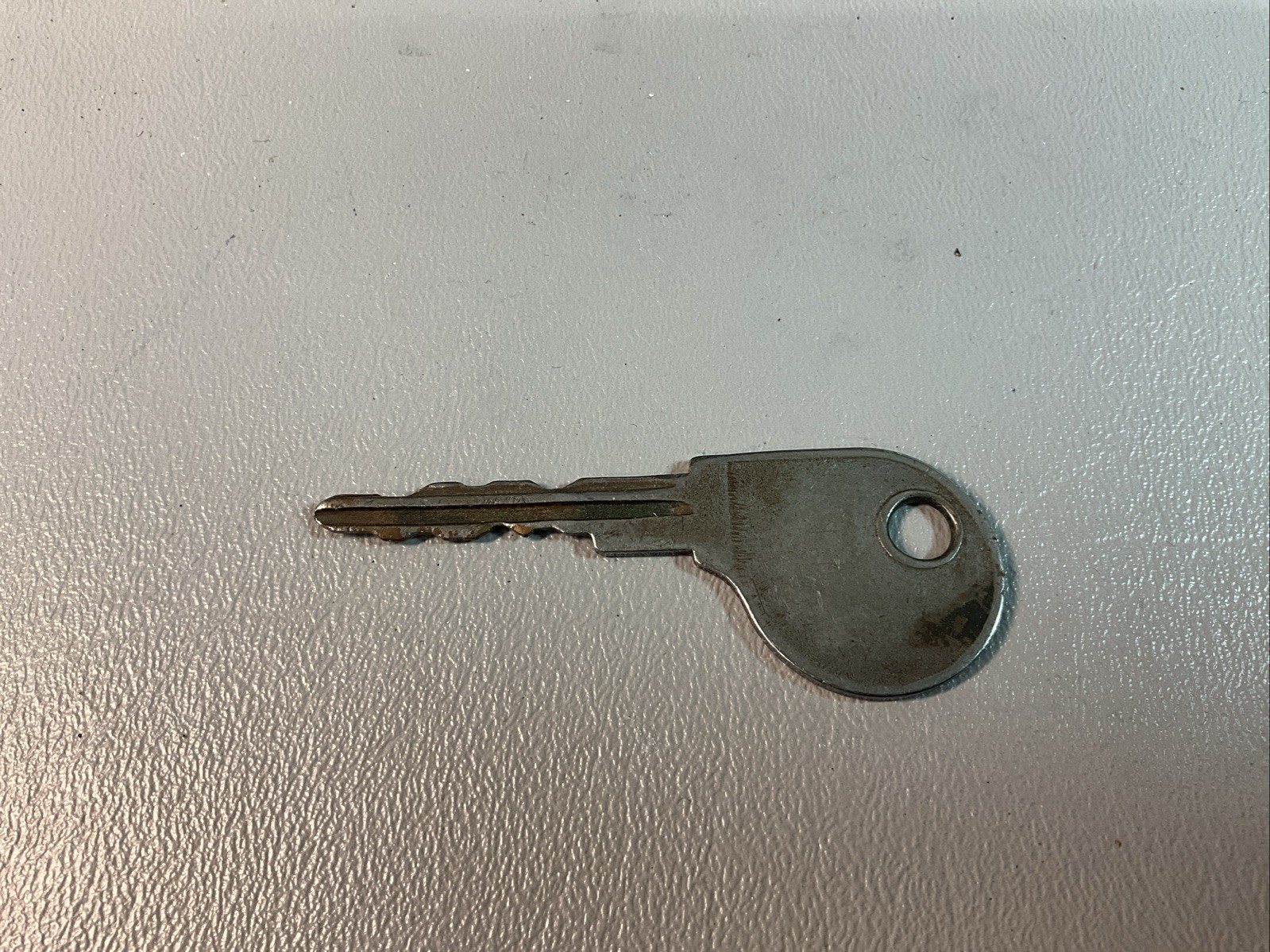Curtis Industries Vintage Metal Key V-25 East Lake, Ohio. USA. (S1302).