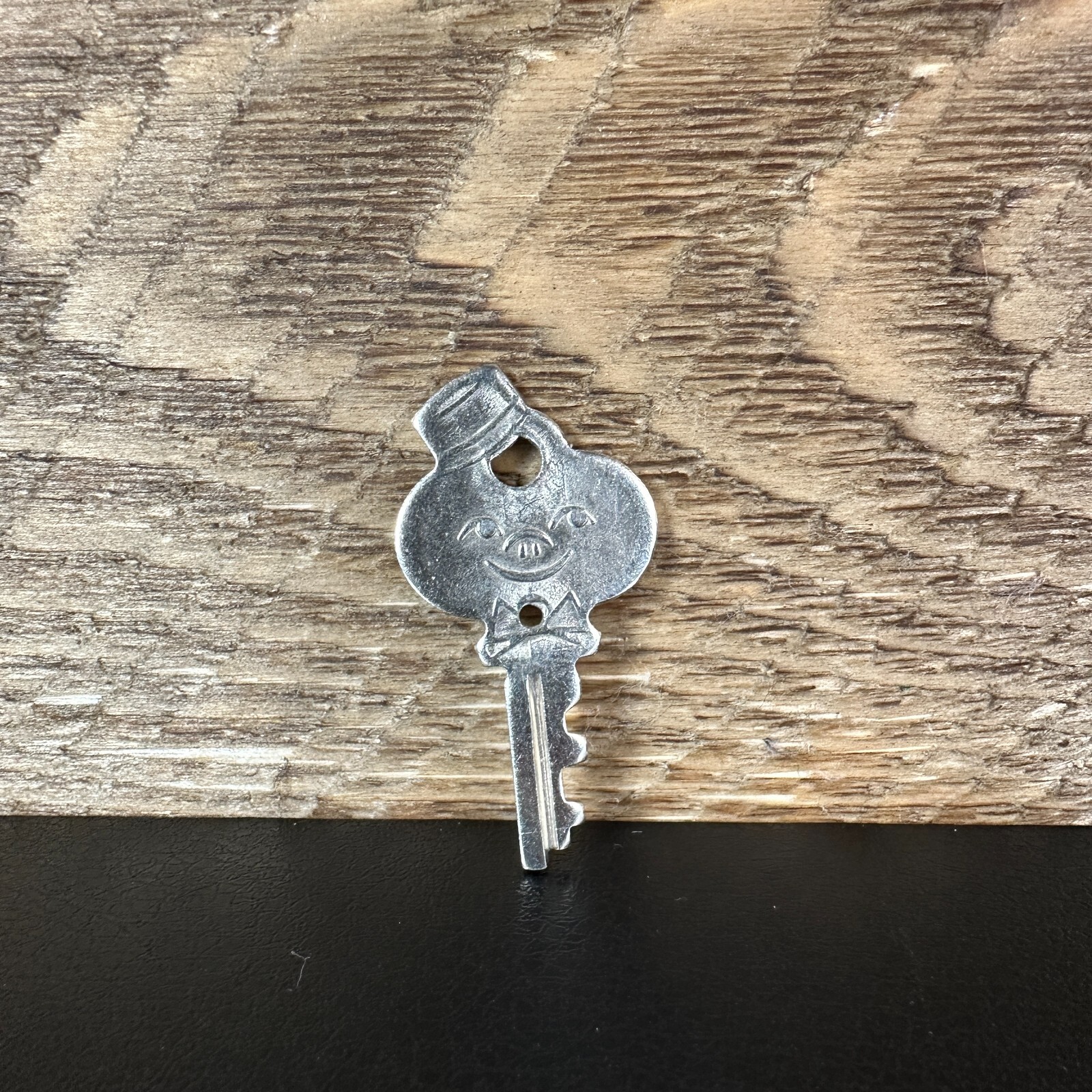 VINTAGE AMERICAN TOURISTER LUGGAGE BELLHOP KEY SILVER