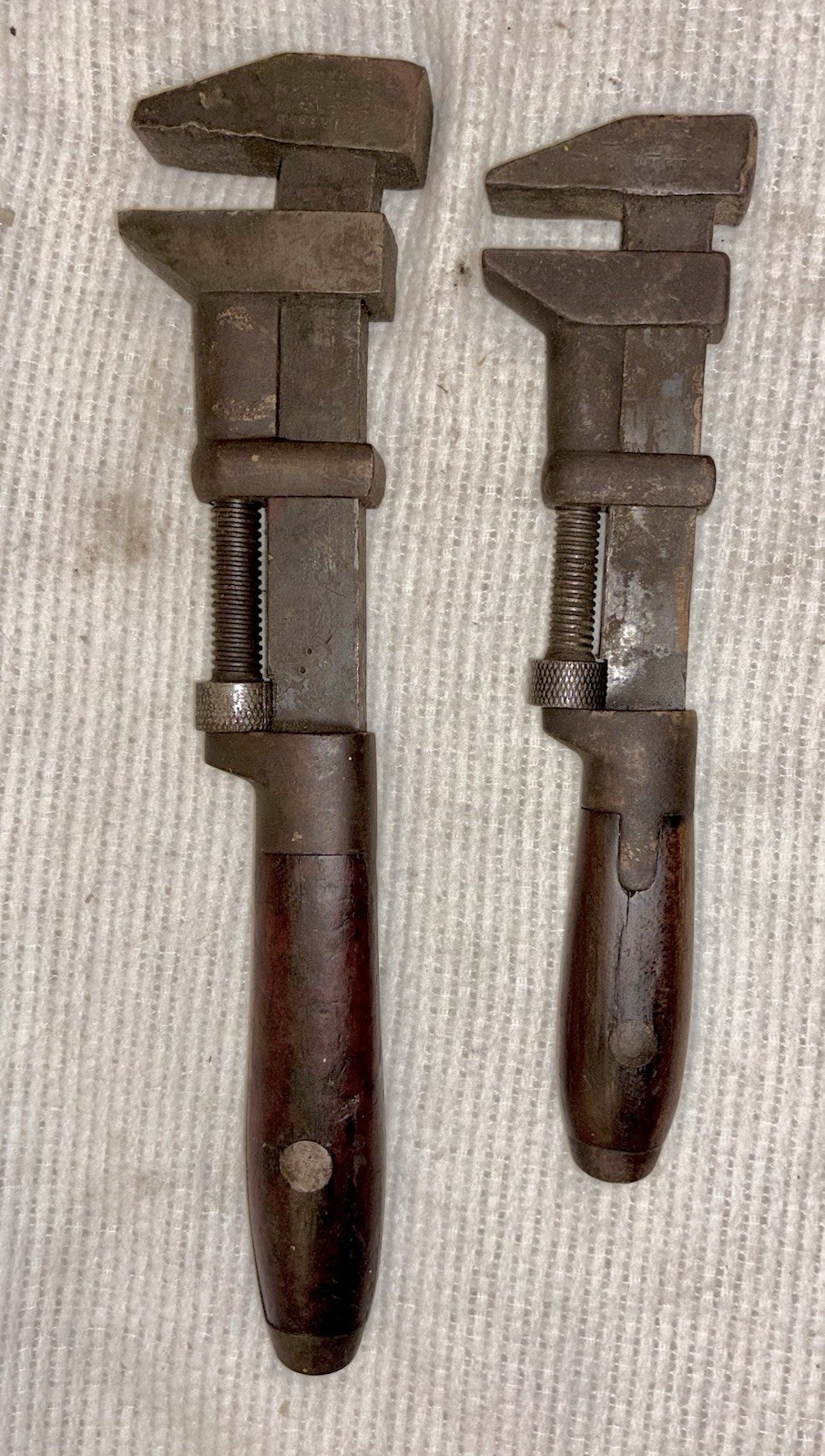 ANTIQUE COES WRENCH CO. 15″ WOOD HANDLE ADJUSTABLE MONKEY WRENCH – RARE SIZE