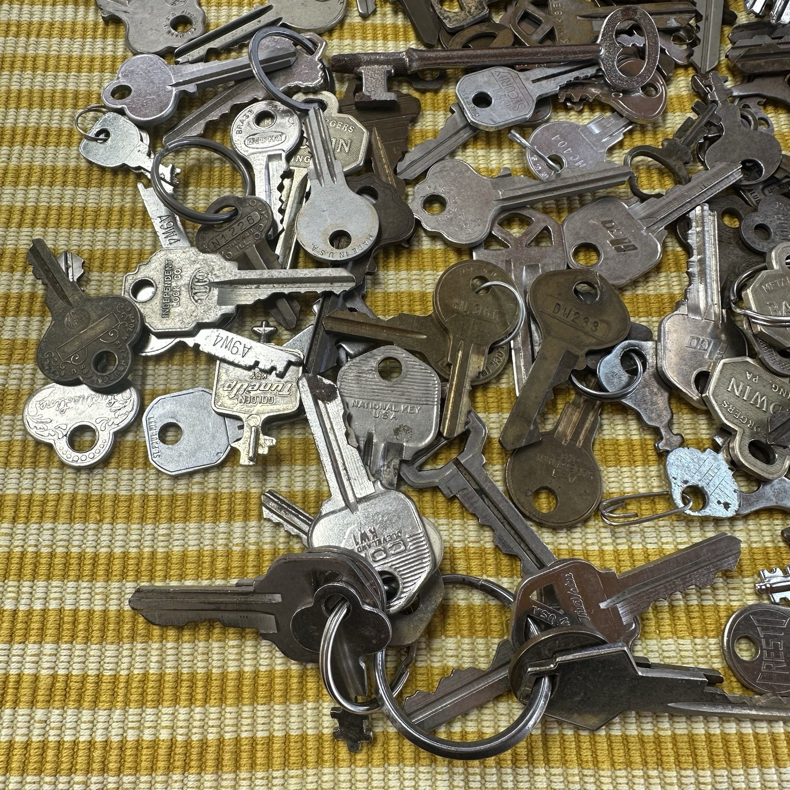 Mixed Lot of 140+ Vintage KEYS Different Sizes Gold Tone Silver tone Crafting