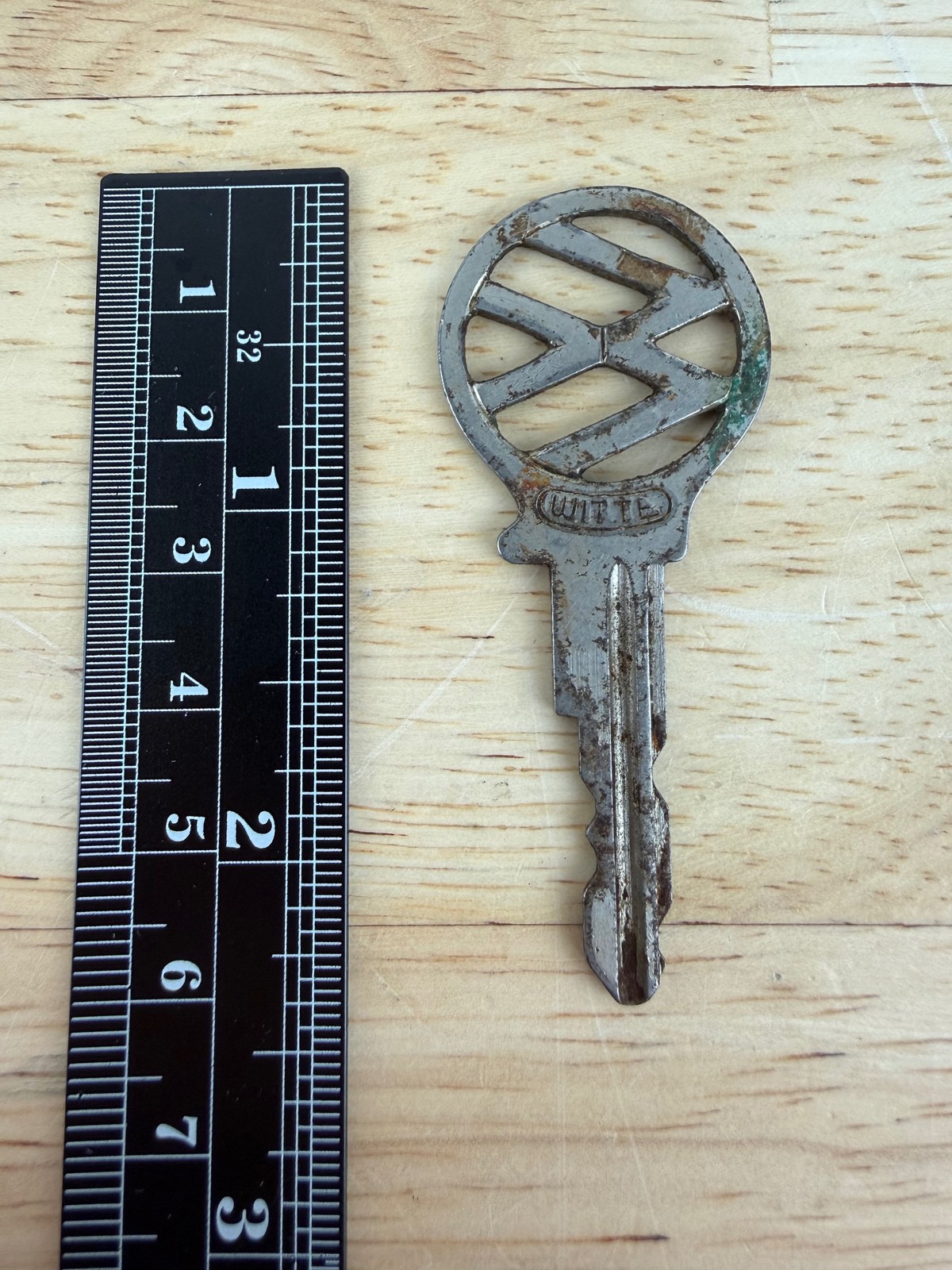Vintage Witte Volkswagen VW Logo Cut Automobile Key Metal T5872