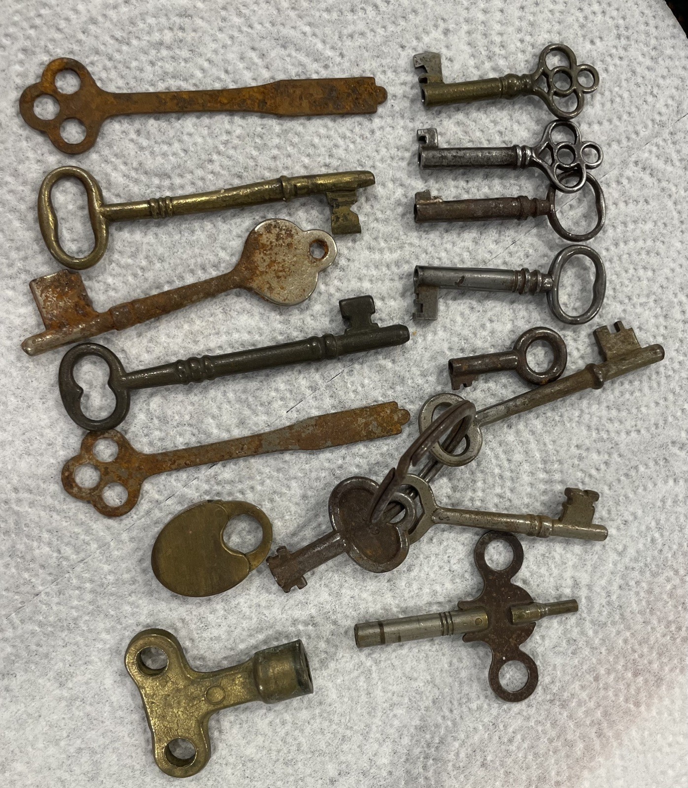 Lot 15 Varied Vintage Keys – Clock, Skeleton. Cabinet/Furniture + Tiny Padlock