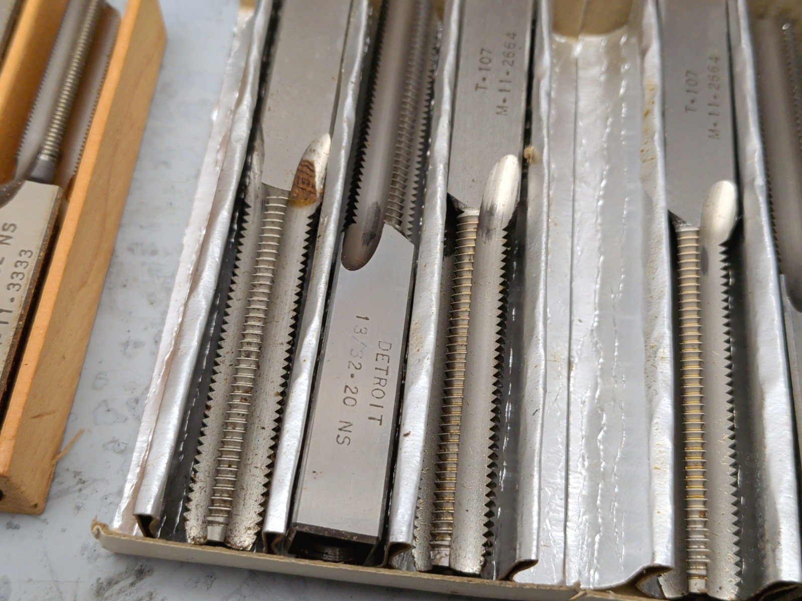 NOS VINTAGE DETROIT TAP & DIE SQUARE SHANK THREAD TAPS, 18PC, 11/32-32 NS, USA