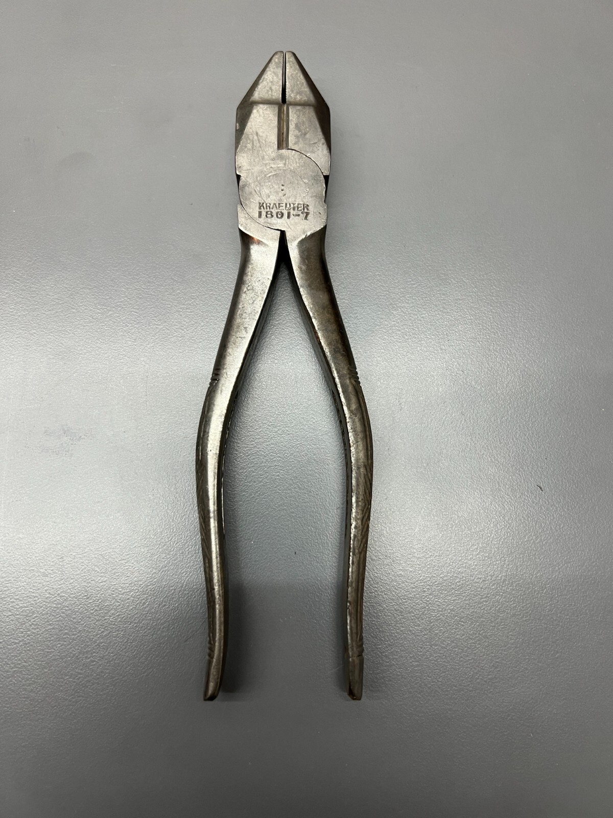 (B) VINTAGE KRAEUTER 1801-7 – 7″ LINESMAN CUTTING PLIERS – EMBOSSED HANDLES USA!
